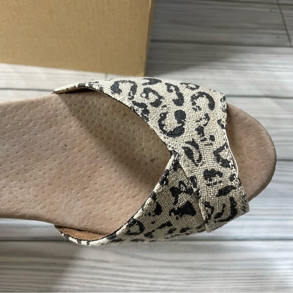 Toms leopard print cork wedge ankle strap sandal size 9 - Picture 6 of 11